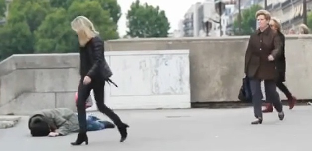 İbretlik video: Ve insanlık dış görünüşe bakar!