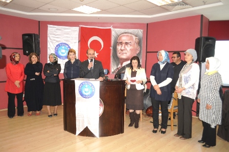 Türk Eğitim-Sen” Annelerimiz önünde saygıyla eğilmeliyiz”