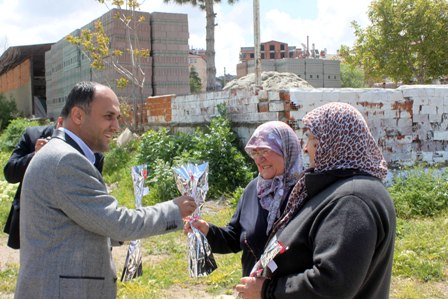 Başkan Özaltun’dan annelere çiçek