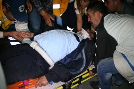 "Dur" ihtarına uymayan otomobil polise çarptı