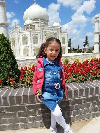 Cengiz Çivi kızı Begüm’ü gezdiriyor