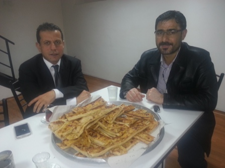 Yağlı peynir böreğiyle sohbeti renklendirmişler