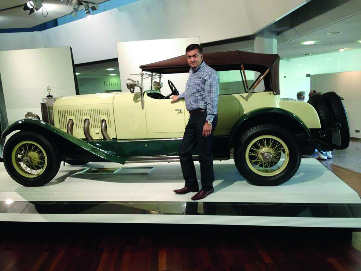 Serdar Başkan araba bakıyor