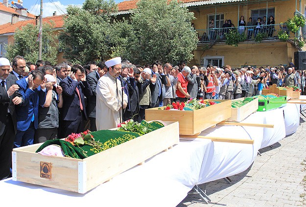 11 işçi toprağa verildi