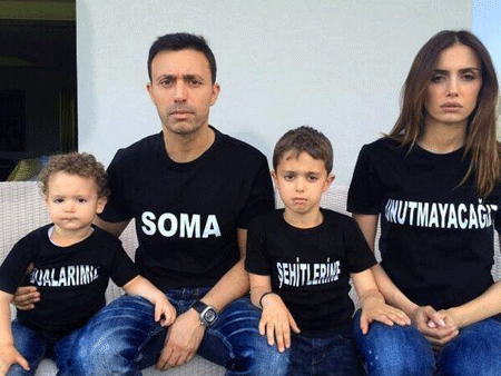 Mustafa Sandal ve ailesi Soma şehitleri için bu tshirtleri giydi