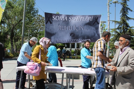 Ribat Soma’da Şehit Olan Madenciler İçin Helva Dağıttı
