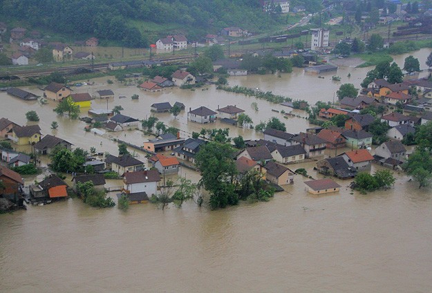 Bosna Hersek'teki sel havadan görüntüledi