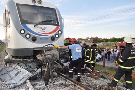 Konya'da yolcu treni, hemzemin geçitte otomobile çarptı: 2 ölü