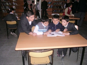 Derslerini kütüphanede işlediler