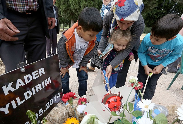 Mezarlıkta babalarının doğum gününü kutladılar