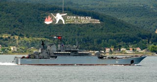 Rus Donanmasına ait iki gemi, Çanakkale Boğazı'ndan geçti