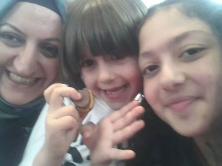 Hatice hanım kızlarıyla seyahatte