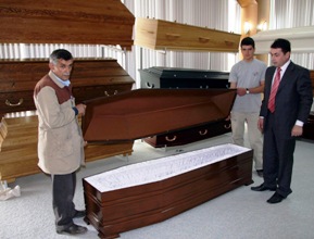 Ürettiği tabutlar ilgi görüyor!