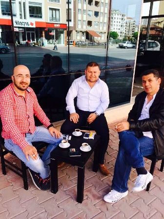 Dükkan önünde keyif yaptılar