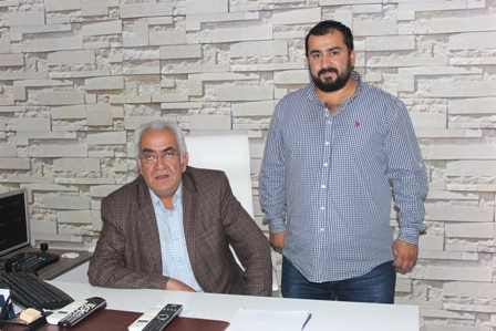 Akay ailesi işleri başında poz verdi