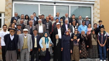 Yaşlılar öğrencilerle buluştu