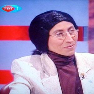 Programa perukla katılmak zorunda kaldı