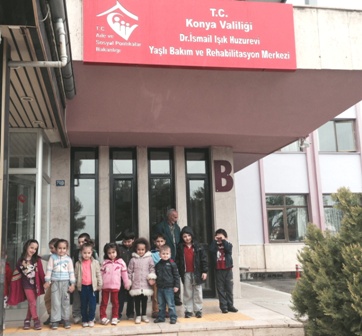 Minikler huzurevine el öpmeye gitti