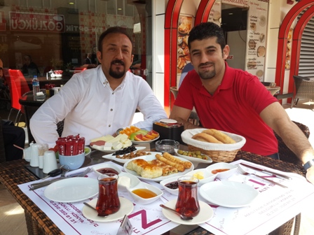 Kahvaltıda aşkı sunuyorlar