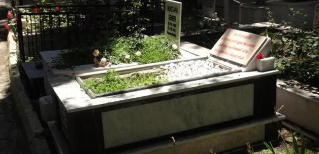 Mezar taşına öyle bir yazı bıraktı ki...