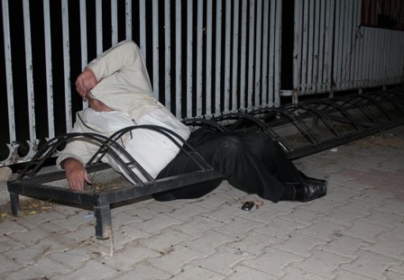 ALKOLLÜ ŞAHIS BİSİKLET PARK DEMİRLERİNE SIKIŞTI