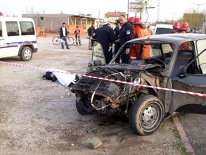 Duran otomobile çarptı: 1 ölü