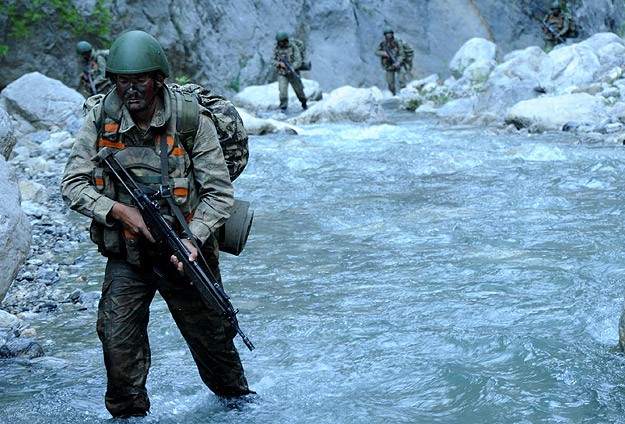 Kertenkele ve kurbağa yiyerek hayatta kaldılar