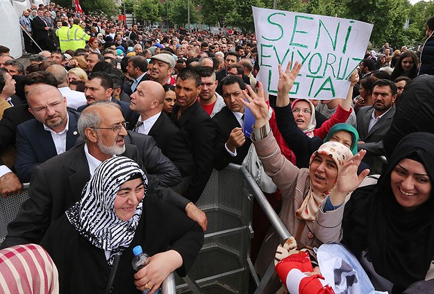 Köln'de binlerce kişi, Başbakan Erdoğan'ı bekliyor