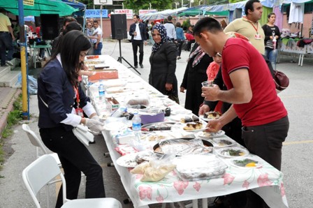 Engellilerin yaptığı takılar kermeste