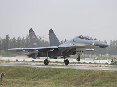 Çin, savaş uçaklarını otoyolda denedi