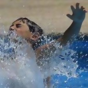 Serinlemek için gölete giren çocuk boğuldu