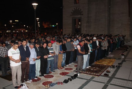 MİRAÇ KANDİLİ’NDE HALK MEVLANA'YA AKIN ETİ