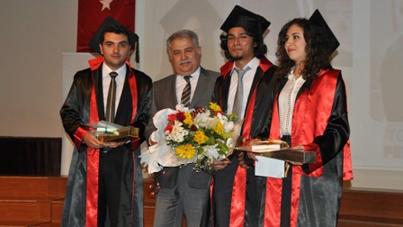 Necmettin Erbakan Üniversitesi Eğitim Fakültesi'nde mezuniyet coşkusu