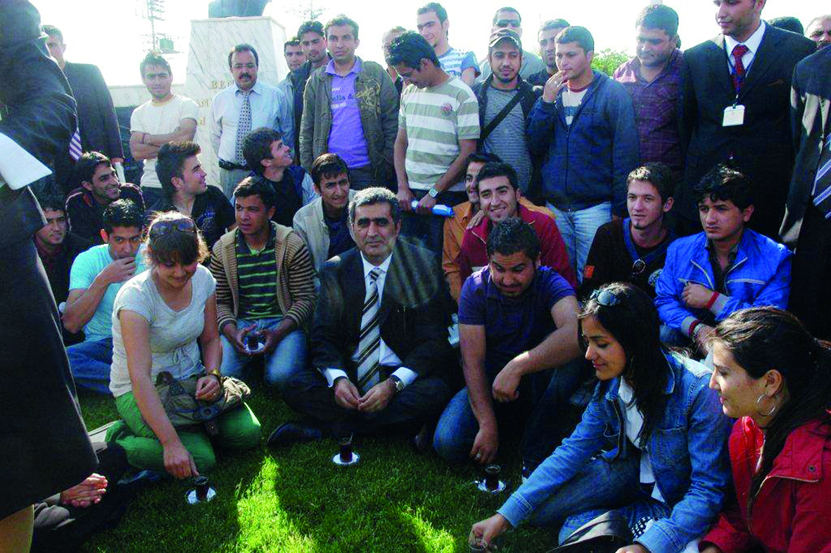 Recep Konuk gençlerle çay keyfinde