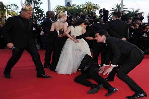 Brad Pitt, kırmızı halıda saldırıya uğradı