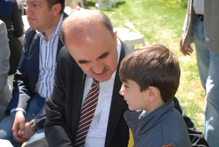 Konya Valisi çocuklarla sohbeti ihmal etmiyor