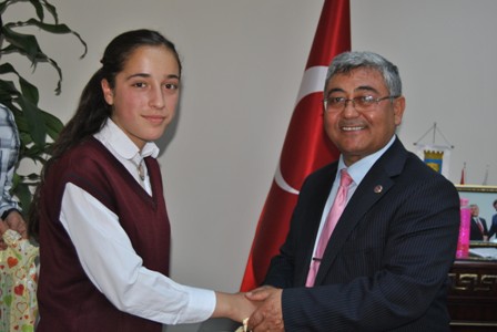 Başkan Yıldız'dan halk danslarında başarılı öğrencilere hediye