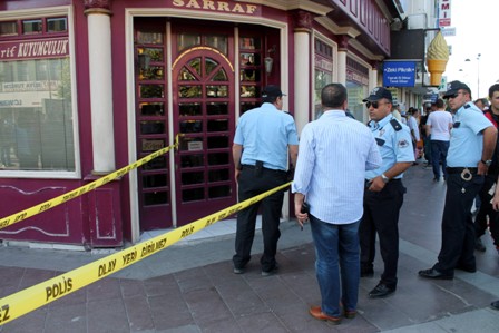 Dükkan sahibini bacağından vurdu