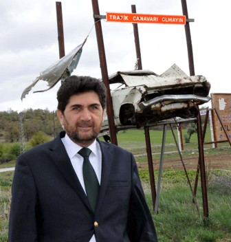 Eski makam aracı trafik canavarına karşı