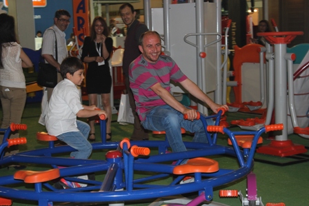 Çocuklar gibi şen görünüyor