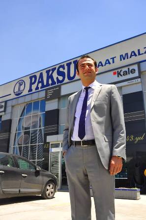 Genç İş Adamı giyimine özen gösteriyor