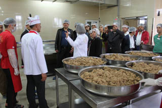 Bayiler fabrikayı gezdi
