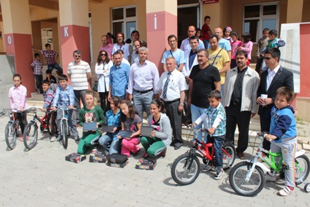 Muhtar maaşıyla öğrencilere bilgisayar ve bisiklet aldı