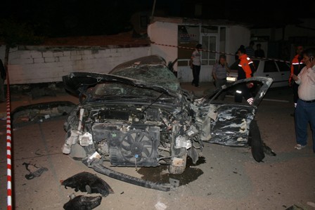 Konya'da tren otomobile çarptı
