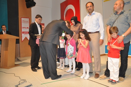 Renkleri dans ettiren minik ressamlar ödüllerini aldı