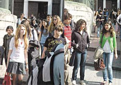 Vakit de MİNİ ETEKLİ avına çıktı