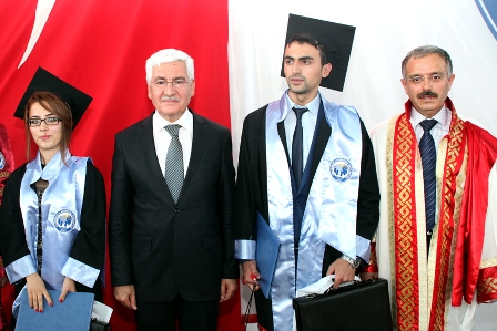 İİBF’De mezuniyet sevinci