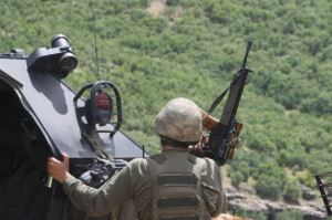 Jandarma karakoluna saldırı: 3 asker yaralı