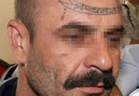 Alnındaki kılıçtan KAN damlıyor