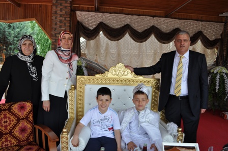 Çelik ailesinin sünnet mutluluğu